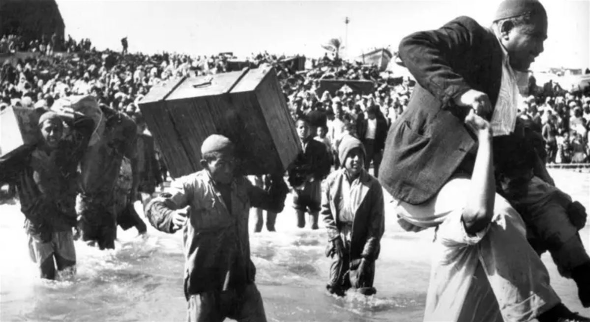 فلسطينيون يفرون من منازلهم في عام 1948