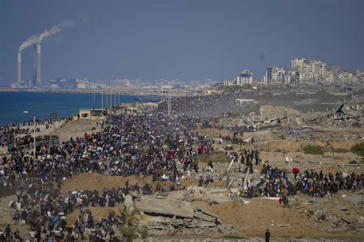 مئات الآلاف من النازحين الفلسطينيين يعودون إلى شمال قطاع غزة